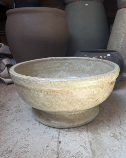 Copa Liso ceramic planter at Casa Del Lobo